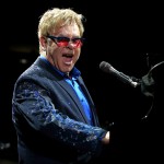 I nastri colorati a Sanremo ed Elton John